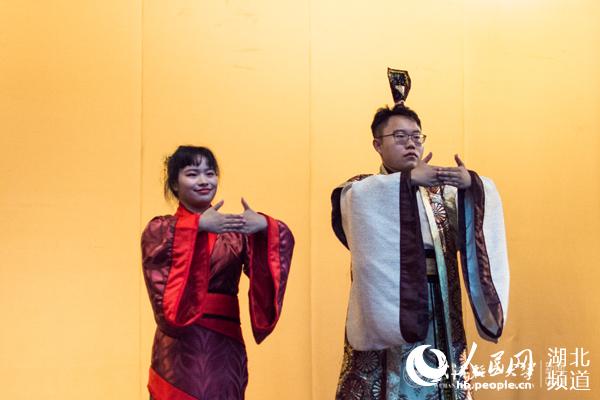媒体聚焦轻工大00后新生观摩成人礼和拜师礼