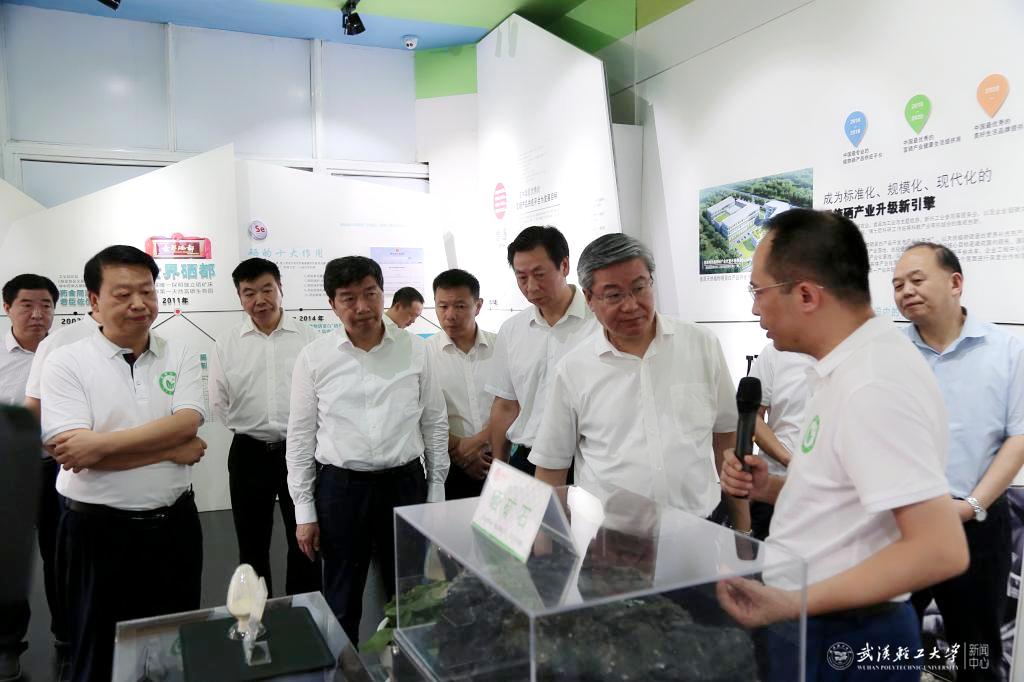 省委副书记李荣灿调研国硒中心共建单位——恩施德源集团