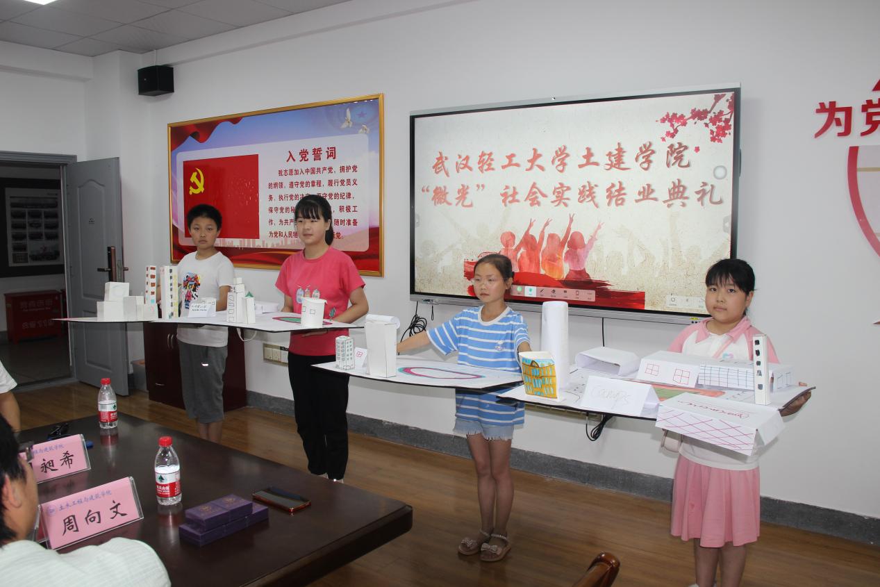 小朋友们在结构模型课上展示自己的作品