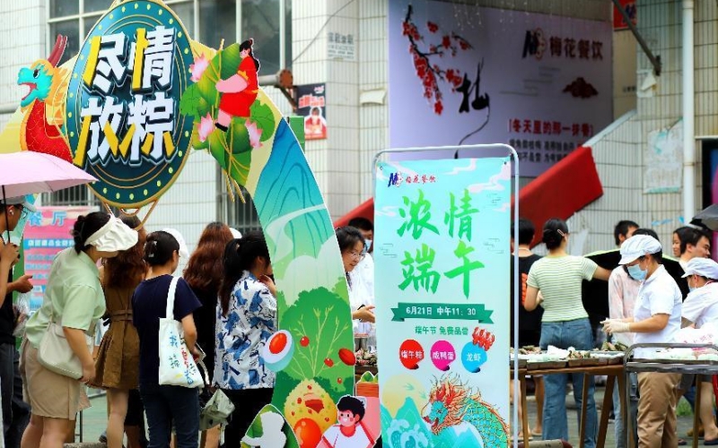 武汉轻工大学学生在排队领取端午节礼物。陈卓琳摄