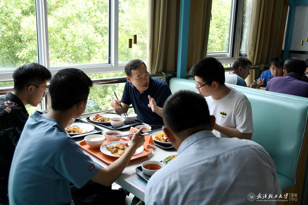 【学党史 办实事】共进午餐话情谊 倾听心声谋发展——电气学院举行毕业生代表午餐会