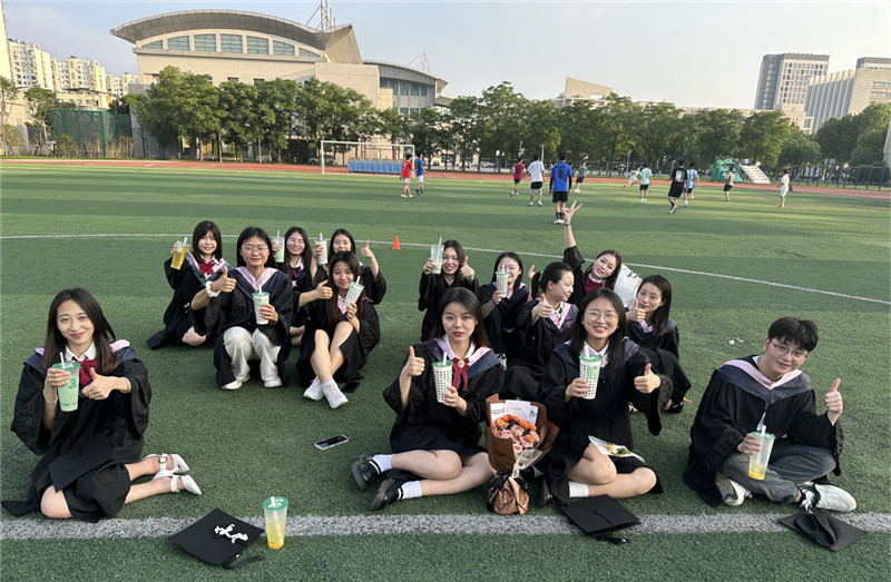 武汉轻工大学外语学院毕业生收到奶茶后合影。武汉轻工大学供图 武汉轻工大学外语学院毕业生收到奶茶后合影。武汉轻工大学供图