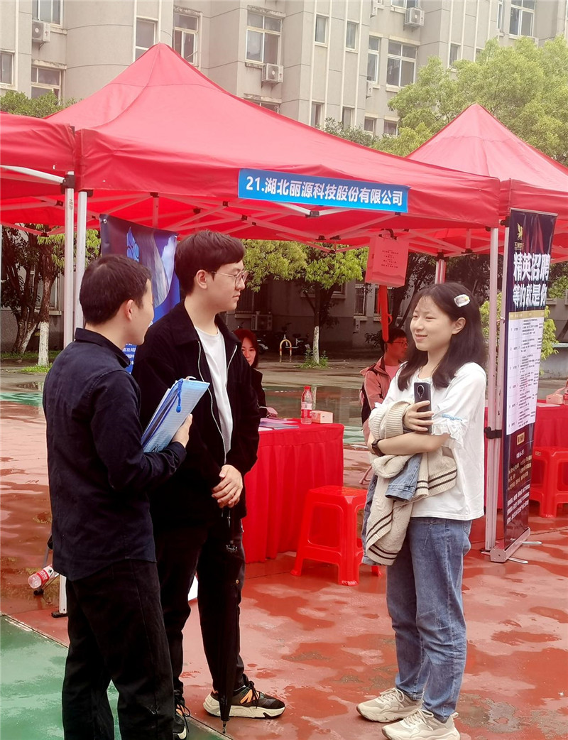 招聘会现场。 招聘会现场。