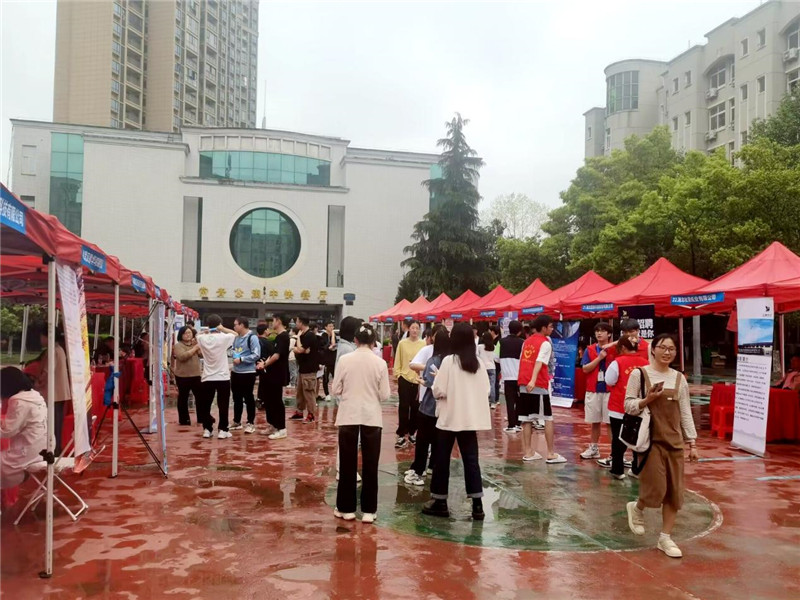 招聘会现场。 招聘会现场。